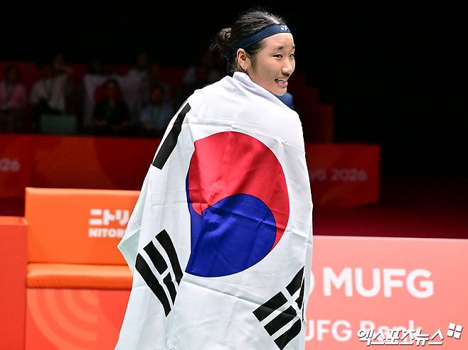 세계랭킹 1위 안세영은 29일(한국시간) 일본 아이치현 이치노미야시의 이치노미야 시립체육관에서 열린 2026 아이치·나고야 하계아시안게임 배드민턴 여자단식 결승에서 일본의 야마구치 아카네(세계랭킹 3위)를 게임스코어 2-0(21-17 21-9)으로 꺾고 금메달을 목에 걸었다. 이날 이용대 SBS 해설위원이 1게임 초반 심판 판정의 의문을 드러내기도 했지만 안세영은 평정심을 유지하면서 아시안게임 여자 단식 최초 2연패라는 새로운 역사를 썼다. 일본 이치노미야, 김한준 기자