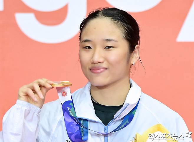 세계랭킹 1위 안세영은 29일(한국시간) 일본 아이치현 이치노미야시의 이치노미야 시립체육관에서 열린 2026 아이치·나고야 하계아시안게임 배드민턴 여자단식 결승에서 일본의 야마구치 아카네(세계랭킹 3위)를 게임스코어 2-0(21-17 21-9)으로 꺾고 금메달을 목에 걸었다. 이날 이용대 SBS 해설위원이 1게임 초반 심판 판정의 의문을 드러내기도 했지만 안세영은 평정심을 유지하면서 아시안게임 여자 단식 최초 2연패라는 새로운 역사를 썼다. 일본 이치노미야, 김한준 기자