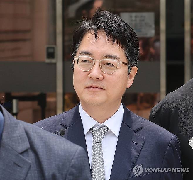 중앙지법 나서는 심우정 전 검찰총장 (서울=연합뉴스) 박동주 기자 = 12·3 비상계엄 내란 가담 및 즉시항고 포기 관련 직권남용 의혹을 받는 심우정 전 검찰총장이 16일 구속 전 피의자 심문(영장실질심사)을 받고 서울 서초구 서울중앙지법을 나서고 있다. 2026.7.16 pdj6635@yna.co.kr