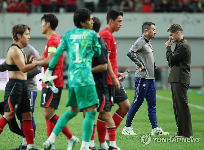 4대1 패배한 모레노 (서울=연합뉴스) 신준희 기자 = 28일 서울월드컵경기장에서 열린 축구 대한민국과 우루과이의 평가전.
한국 모레노 감독이 4대1로 경기가 종료된 뒤 어두운 표정을 짓고 있다. 2026.9.28 hama@yna.co.kr