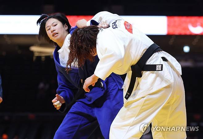 장세윤 결승 진출 (나고야=연합뉴스) 김동민 기자 = 30일 일본 나고야 아이치 인터내셔널 아레나에서 열린 2026 아이치·나고야 아시안게임 유도 여자 52㎏급 준결승 한국 장세윤과 일본 후지시로 고코로 경기. 장세윤이 경기를 펼치고 있다. 2026.9.30 image@yna.co.kr