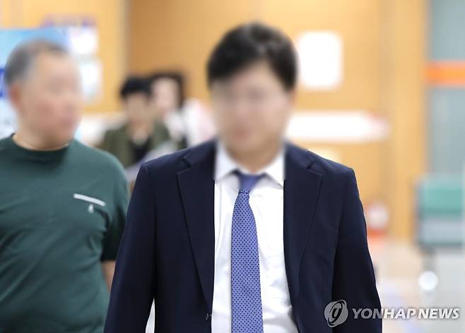 법정 향하는 제넨셀 창업자 (서울=연합뉴스) 류영석 기자 = 법무부 장관 후보였던 더불어민주당 김승원 의원의 코로나19 임상시험 승인 로비 의혹에 연루된 제넨셀 창업자 강모 교수가 30일 서울 서초구 서울고등법원에서 열린 배임 혐의 2심 선고 공판에 출석하고 있다. 2026.9.30 ondol@yna.co.kr