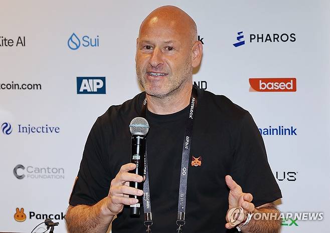 방한한 조셉 루빈 이더리움 공동창업자 (서울=연합뉴스) 이재희 기자 = 조셉 루빈 이더리움 공동창업자가 30일 서울 광진구 워커힐호텔에서 열린 '코리아 블록체인 위크'(KBW 2026) 행사에서 공동 인터뷰를 하고 있다. 2026.9.30 scape@yna.co.kr