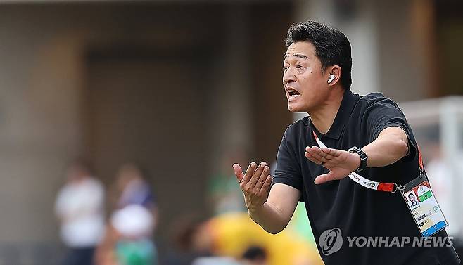 작전 지시하는 이민성 감독 (오사카=연합뉴스) 김성민 기자 = 30일 일본 오사카 나가이 스타디움에서 열린 2026 아이치·나고야 아시안게임 남자 축구 준결승 대한민국과 중국의 경기. 한국 이민성 감독이 작전을 지시하고 있다. 2026.9.30 ksm7976@yna.co.kr