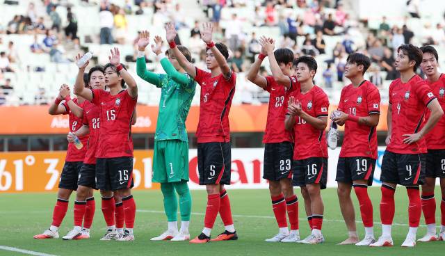 한국 축구대표팀이 지난달 30일 일본 오사카 나가이 스타디움에서 열린 2026 아이치·나고야 아시안게임 남자 축구 준결승 중국과의 경기를 승리로 이끈 뒤 관중들에게 인사하고 있다. 연합뉴스