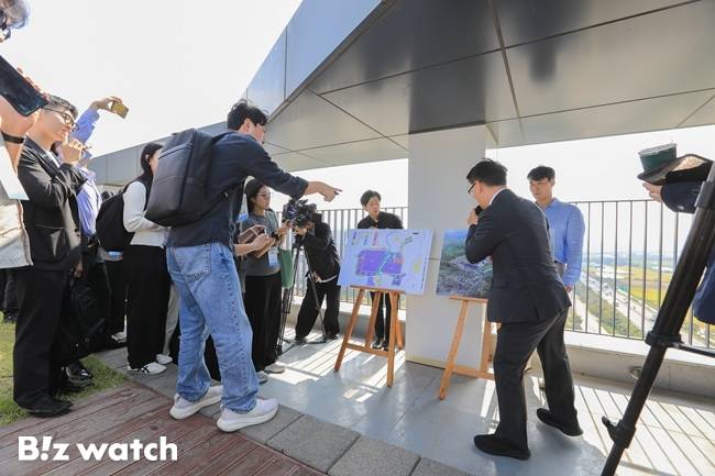 LH 관계자가 국토교통부 출입기자단을 상대로 용인 국가산단 예정부지를 설명하고 있다./사진=LH