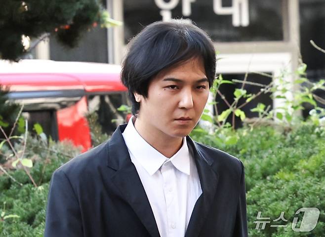 병역법 위반 혐의를 받는 가수 송민호가 1일 오전 서울 마포구 서울서부지방법원에서 열린 1심 선고공판에 출석하고 있다. 2026.10.1 ⓒ 뉴스1 이종수 기자
