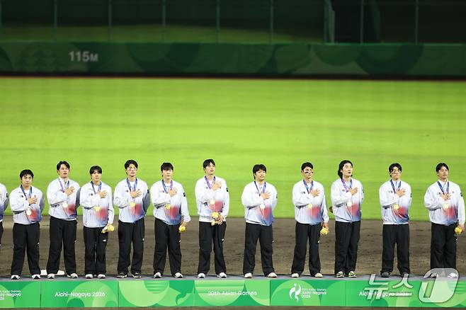 대한민국 야구 국가대표팀 선수들이 지난 27일 일본 아이치현 도요하시 시민구장에서 열린 2026 아이치·나고야 아시안게임 야구 시상식에서 금메달을 목에 걸고 국기에 대한 경례를 하고 있다. 2026.9.27 ⓒ 뉴스1 김도우 기자