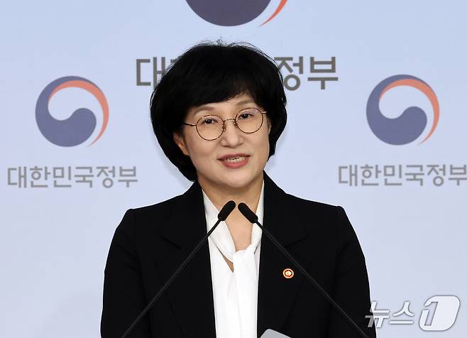 원민경 성평등가족부장관이 1일 서울 종로구 정부서울청사에서 성평등가족부 출범 1년 브리핑을 하고 있다. 원민경 장관은 출범2년차에는 지난 1년의 변화를 넘어 국민이 일상에서 체감하는 성과를 만들겠다고 밝혔다. 2026.10.1 ⓒ 뉴스1 이종덕 기자