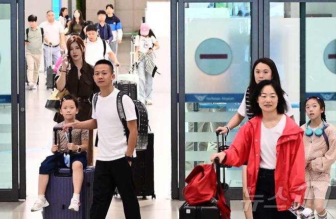 중국인 단체관광객에 대한 무비자 입국 시행 첫날인 29일 오전 인천국제공항 제1터미널 입국장으로 중국인 관광객들이 입국하고 있다. (공동취쟤) 2025.9.29 ⓒ 뉴스1 오대일 기자
