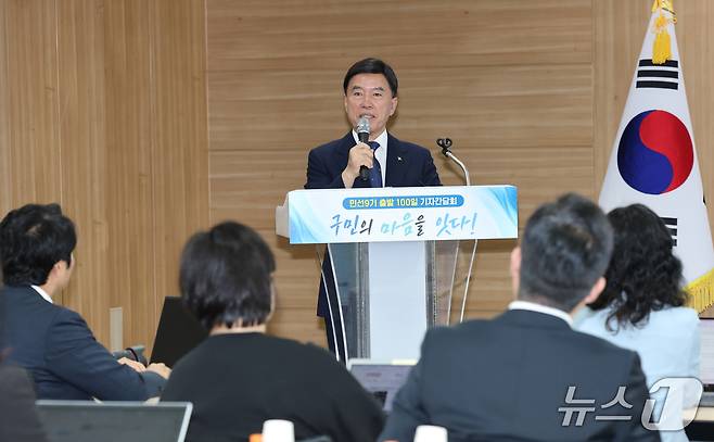 황인호 대전 동구청장이 1일 구청에서 열린 민선9기 출발 100일 기자간담회에서 취재진의 질문에 답변하고 있다. 2026.10.1 ⓒ 뉴스1 김기태 기자