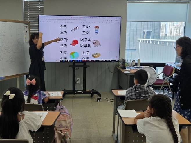 지난달 9일 찾은 경기 안산 푸른꿈동산학교에서 러시아, 카자흐스탄, 말레이시아 등에서 온 이주배경학생들이 한국어를 익히고 있다.