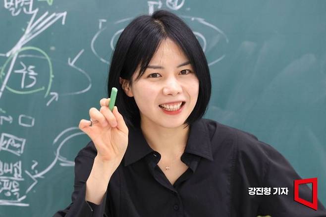박진영 어피티 대표가 서울 마포구 어피티 스튜디오에서 아시아경제와 인터뷰에 앞서 포즈를 취하고 있다. 강진형 기자