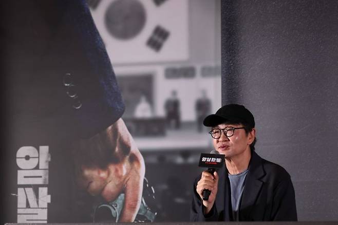 허진호 감독 역시 개봉 전 인터뷰에서 "감춰졌던 진실이나 배후를 밝혀내는 영화로 접근하지는 않았다"며 진실을 추적하는 과정에서 당시 시대를 살아간 사람들의 감정을 표현하는 데 초점을 맞췄다고 밝힌 바 있다. 연합뉴스