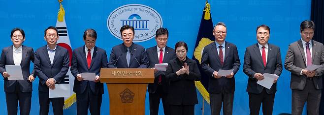 국회 산업통상자원중소벤처기업위원회·재정경제기획위원회 소속 국민의힘 의원들이 1일 국회 소통관에서 '이재명 정부의 굴종·무능 외교 긴급 규탄' 기자회견을 하고 있다. /연합뉴스