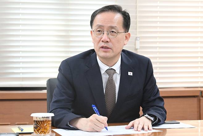 이형일 부총리 겸 재정경제부 장관이 22일 서울 종로구 정부서울청사에서 열린 재정경제부 주요간부회의를 주재하고 있다. /연합뉴스
