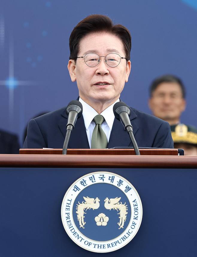 이재명 대통령이 충남 계룡대 활주로에서 열린 제78회 국군의 날 기념식에서 기념사를 하고 있다. (청와대통신사진기자단) 2026.10.1 뉴스1