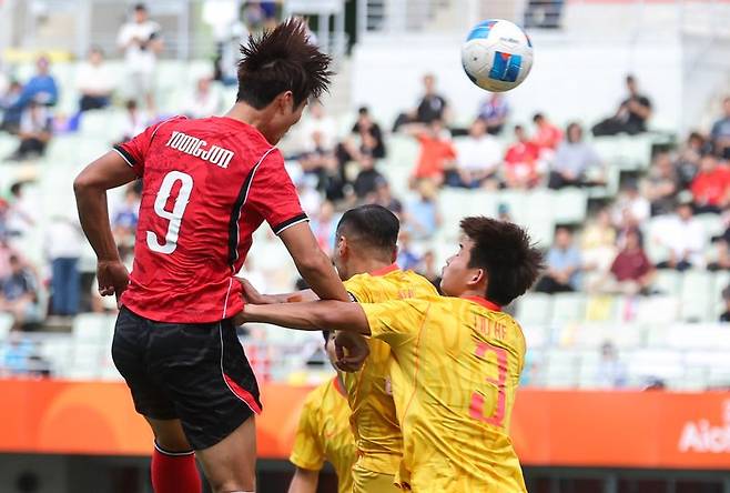 30일 오후 일본 오사카 나가이스타디움에서 열린 2026 아이치·나고야 아시안게임 남자축구 준결승 대한민국과 중국의 경기, 대한민국 이영준이 동점골을 넣고 있다. 2026.9.30 ⓒ 뉴스1 김도우 기자 /사진=뉴스1