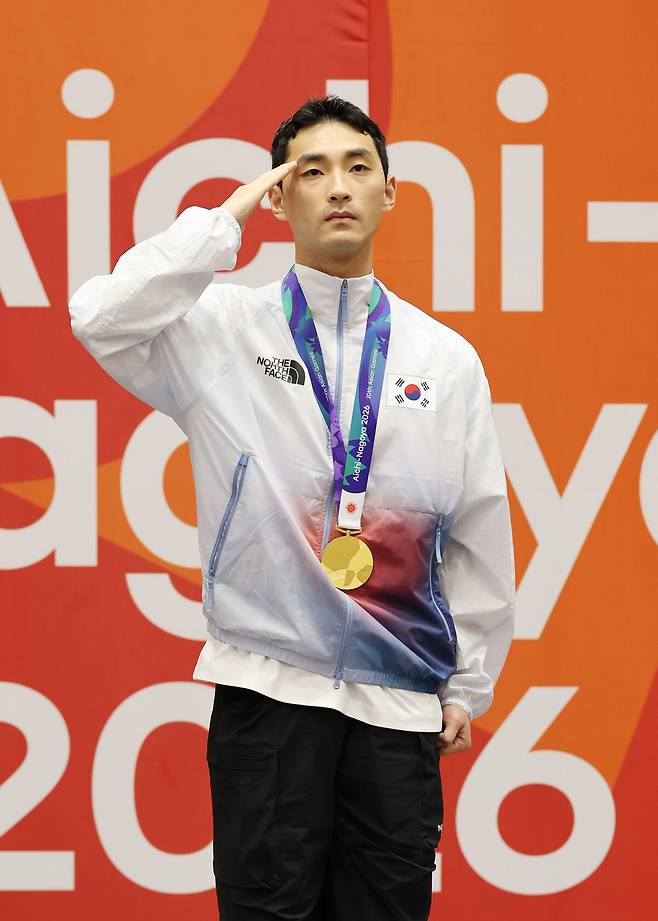 윤규성이 1일 일본 아이치현 도요하시 체육관에서 열린 2026 아이치·나고야 아시안게임 태권도 남자 품새 시상식에서 금메달을 획득한 뒤 경례하고 있다. 윤규성은 군인 신분이다. 도요하시/연합뉴스