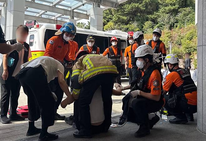 1일 제주 서귀포시 그랜드 조선 제주 호텔에서 119구조대원들이 염소가스를 흡입한 투숙객과 직원들을 응급조치하고 있다. 연합뉴스