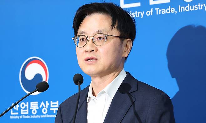 김정관 산업통상부 장관이 1일 세종시 정부세종청사에서 도널드 트럼프 미국 대통령이 발표한 한국의 대미 투자 프로젝트에 관해 설명하고 있다. 연합뉴스