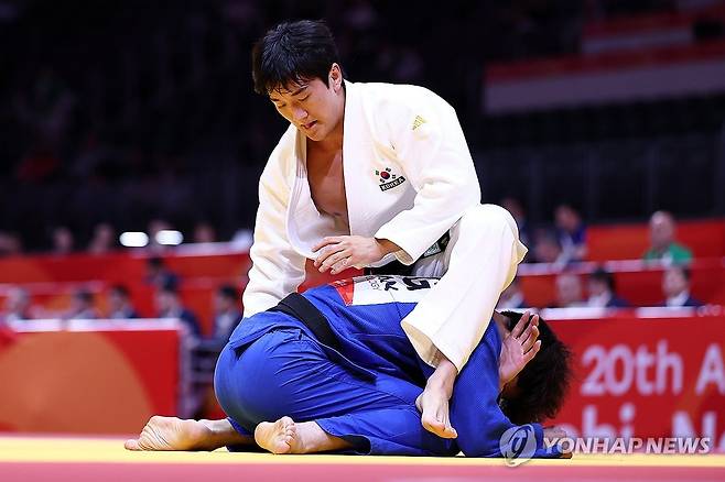 한국 이준환, 유도 남자 -81kg급 8강전 ‘승리’ (나고야=연합뉴스) 윤동진 기자 = 1일 일본 나고야 아이치 인터내셔널 아레나에서 열린 2026 아이치·나고야 아시안게임 유도 남자 -81kg급 8강. 한국 이준환이 홍콩 리궉윙을 상대하고 있다. 2026.10.1 mon@yna.co.kr