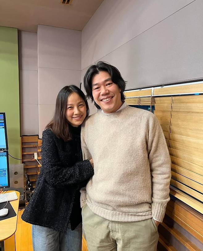이상순이 '미주신경 기능 저하'로 라디오를 떠난 지 약 한 달 만에 DJ석으로 돌아온 가운데, 아내 이효리도 핑클 완전체 활동을 준비하며 부부가 나란히 본업 복귀에 나선다./ 사진=SNS