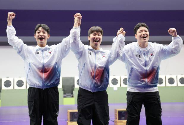 1일 일본 아이치현 종합사격장에서 열린 2026 아이치·나고야 아시안게임 사격 남자 25m 속사권총 단체전에서 금메달을 차지한 한국 송종호(왼쪽부터), 이건혁, 윤서영이 시상대에 올라 기뻐하고 있다. /연합뉴스