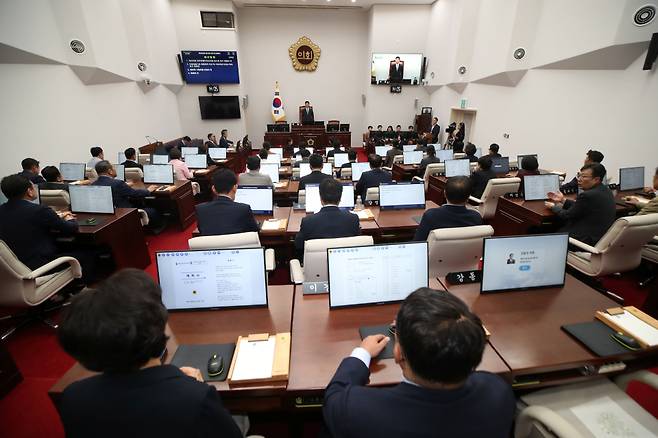 제주도의회는 2일 본회의장에서 455회 임시회 개회식 열고 오는 23일까지 행정사무감사와 조례안 심사 등을 실시한다.
