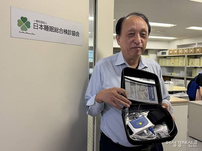 일본수면종합검진협회가 운수업 종사자의 수면무호흡증 재택검사와 진료를 연계하는 체계를 한국에 도입한다. 슬립넷과 협력해 집에서 측정한 수면 데이터를 의료기관의 양압기 치료로 연결하며 안전 예산 편성을 제안했다. 사진은 2일 도쿄 분쿄구에 위치한 일본수면종합검진협회 본사에서 여성경제신문과 만난 타나다 데쓰지 일본수면종합검진협회 이사. /김현우 기자