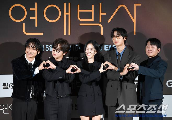 ENA 새 월화드라마 '연애박사' 제작발표회가 2일 서울 용산구 한강로동 CGV용산아이파크몰에서 열렸다. 임진효, 김민석, 김소현, 추영우, 이창훈이 포토타임을 갖고 있다. 용산=박재만 기자 pjm@sportschosun.com/2026.10.02/