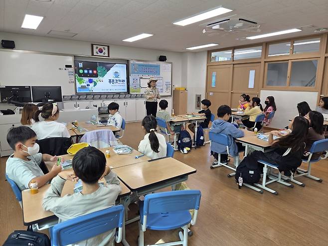 집현초등학교 3학년 교실에서 학생들을 대상으로 푸른나무재단 전문강사가 사이버폭력 예방교육을 하는 모습. 세종시교육청 제공.