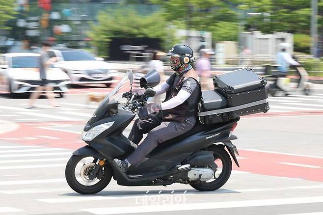 국세청이 배달라이더 등에 대한 세정 지원을 추진하는 가운데 서울 시내 식당가에서 배달라이더들이 음식을 배달하고 있다. ⓒ뉴시스