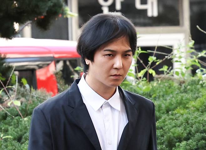 병역법 위반 혐의를 받는 가수 송민호가 1일 오전 서울 마포구 서울서부지방법원에서 열린 1심 선고공판에 출석하고 있다. 2026.10.1 ⓒ 뉴스1