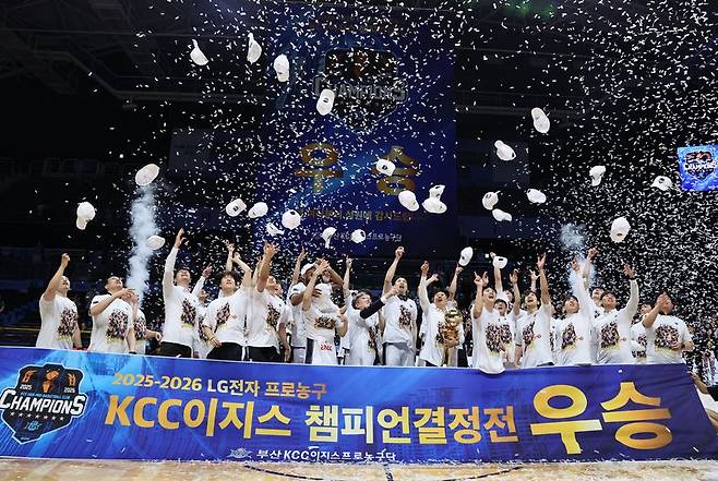 지난 5월 13일 오후 경기 고양시 일산서구 고양소노아레나에서 열린 2025-26 프로농구 챔피언결정전 5차전 부산 KCC와 고양 소노의 경기에서 KCC 선수들이 우승을 확정, 우승 모자를 던지며 환호하고 있다. 뉴스1 제공