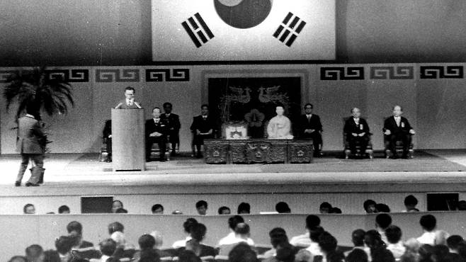 1974년 8월 15일 서울 국립극장에서 제29회 광복절 기념식이 진행되고 있다. 중앙일보DB