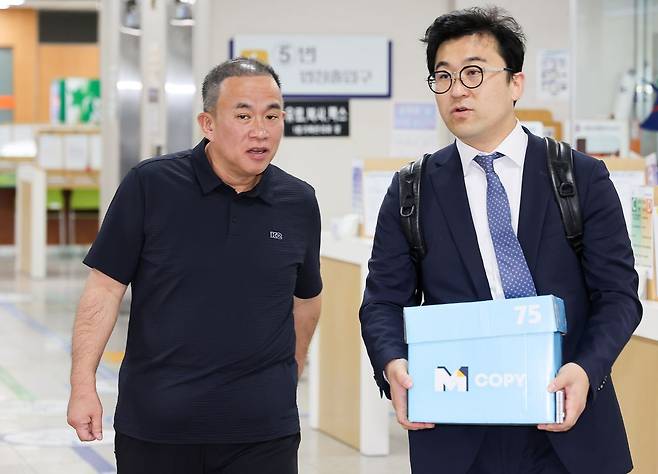 명태균 씨가 지난 11일 오전 서울 서초구 서울중앙지법에서 열린 '무상 여론조사 관련 정치자금법 위반 혐의' 항소심 2차 공판에 출석하고 있다. 사진공동취재단