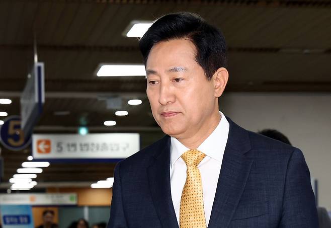 (서울=뉴스1) 최지환 기자 = 명태균 여론조사비 대납 의혹을 받는 오세훈 서울시장이 2일 오후 서울 서초구 고등법원에서 열린 정치자금법 위반 혐의 항소심 결심 공판에 출석하고 있다. 2026.10.2/뉴스1