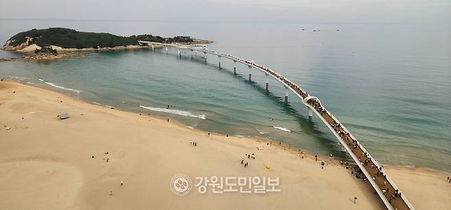 ▲ 하늘에서 바라본 고성 송지호 바다하늘길. 방문객들의 탐방 발걸음이 이어지고 있다. 김주현 기자