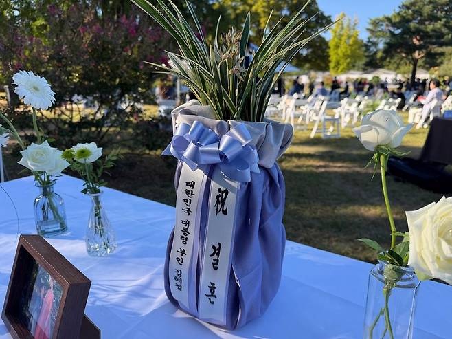 김혜경 여사가 마이씨 부부에게 축하 난을 전달했다. 연합뉴스