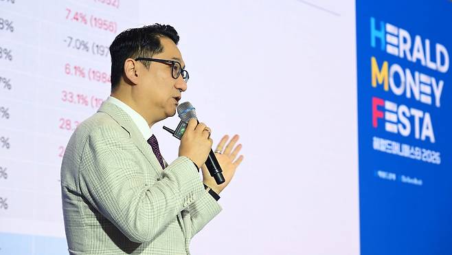 유동원 유안타증권 본부장이 2일 오전 서울 중구 동대문디자인플라자에서 열린 헤럴드 머니페스타 2026에서 ‘글로벌 증시의 새로운 기회와 유망 섹터 전망’을 주제로 강연을 하고 있다. 올해로 3회째를 맞이한 ‘헤럴드머니페스타 2026’의 주제는 ‘머니 리밸런싱(Money Rebalancing·다시 맞추는 자산의 무게)’이다. 이번 행사에서는 국내 최고 전문가들이 투자 초심자부터 재테크 고수까지 다양한 계층을 대상으로 주식·부동산·금융상품·절세·가상자산을 총망라하는 재테크 정보를 제공한다. 이상섭 기자