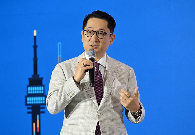 유동원 유안타증권 본부장이 2일 오전 서울 중구 동대문디자인플라자에서 열린 헤럴드 머니페스타 2026에서 ‘글로벌 증시의 새로운 기회와 유망 섹터 전망’을 주제로 강연을 하고 있다. 올해로 3회째를 맞이한 ‘헤럴드머니페스타 2026’의 주제는 ‘머니 리밸런싱(Money Rebalancing·다시 맞추는 자산의 무게)’이다. 이번 행사에서는 국내 최고 전문가들이 투자 초심자부터 재테크 고수까지 다양한 계층을 대상으로 주식·부동산·금융상품·절세·가상자산을 총망라하는 재테크 정보를 제공한다. 이상섭 기자
