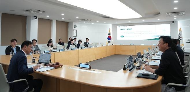 제주도는 2일 오후 4시 도청 한라홀에서 ‘제4기 인구정책조정위원회’ 위촉식 및 제1차 회의를 열고 있다. 제주도 제공