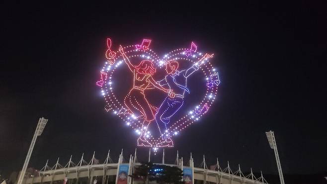 1일 천안종합운동장에서 열린 '천안흥타령춤축제 2026' 개막식에서 1500대의 드론이 야간 상공을 수 놓고 있다. ⓒ시사저널 박인옥