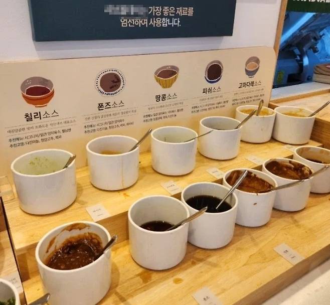 온라인에서 10월 1일부터 사용이 금지된 사례로 거론된 음식점 셀프바의 공용 소스통. 식약처는 새 위생기준이 공용 소스 사용 자체를 금지한 것은 아니며, 외부 오염물질이 섞이지 않도록 위생적으로 관리하라는 취지라고 설명했다. 온라인 커뮤니티 갈무리