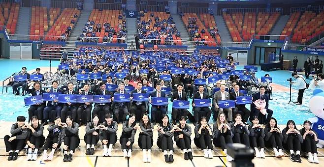 전남광주를 연고로 한 여자 프로배구 신생팀 SOOP 수퍼스 선수단이 3일 오후 전남광주통합특별시 서구 염주체육관 SOOP 스타디움에서 창단식을 진행하고 있다. /뉴시스