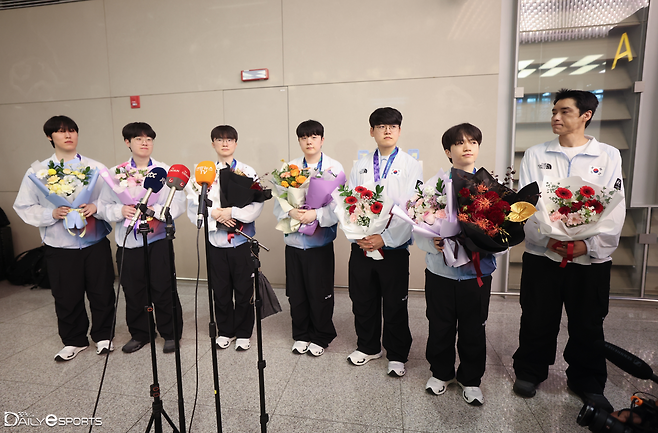아이치-나고야 아시안게임에 출전한 한국 LoL 선수단.