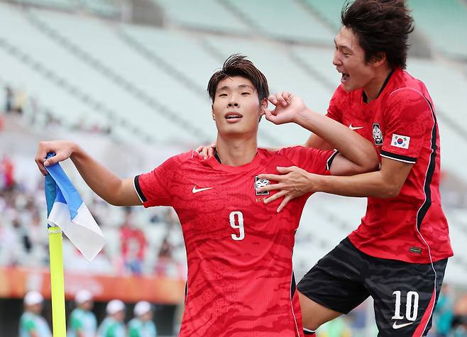 이영준 동점골, 같이 환호하는 배준호
(오사카=연합뉴스) 김성민 기자 = 30일 일본 오사카 나가이 스타디움에서 열린 2026 아이치·나고야 아시안게임 남자 축구 준결승 대한민국과 중국의 경기. 동점골을 넣은 한국 이영준이 세리머니를 하자 배준호가 환호하고 있다. 2026.9.30
ksm7976@yna.co.kr
<저작권자(c) 연합뉴스, 무단 전재-재배포, AI 학습 및 활용 금지>