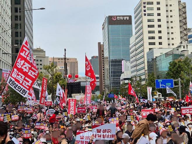 국민의힘은 3일 서울 숭례문 앞에서 '이재명 정권 심판 민생회복·안보수호 국민행동대회'를 개최했다. 주최 측 추산 20만명이 참석했다. ⓒ데일리안 김주훈 기자