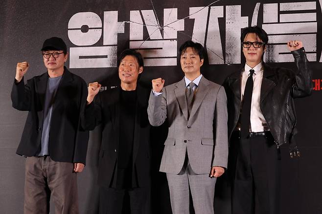 지난달 8일 허진호 감독(왼쪽부터), 배우 유해진, 박해일, 이민호가 서울 강남구 삼성동 코엑스 메가박스에서 열린 영화 '암살자(들)' 시사회 및 기자간담회에서 포즈를 취하고 있다. 연합뉴스